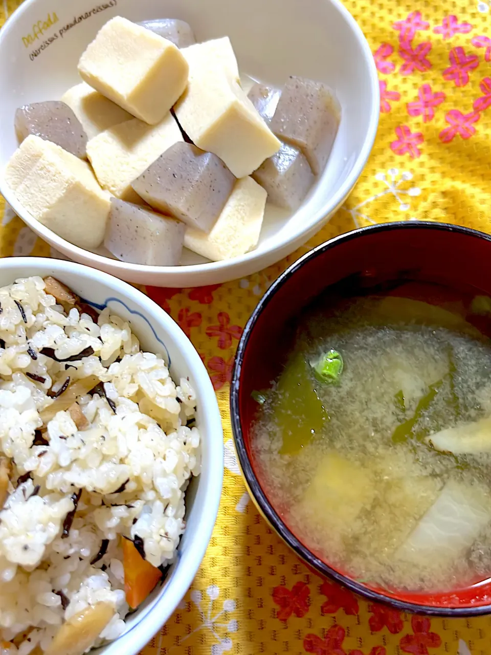 混ぜご飯　高野豆腐と蒟蒻の煮物　味噌汁|4jinoanataさん