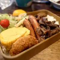 Snapdishの料理写真:コロッケと焼肉弁当(*^_^*)|しーPaPaさん