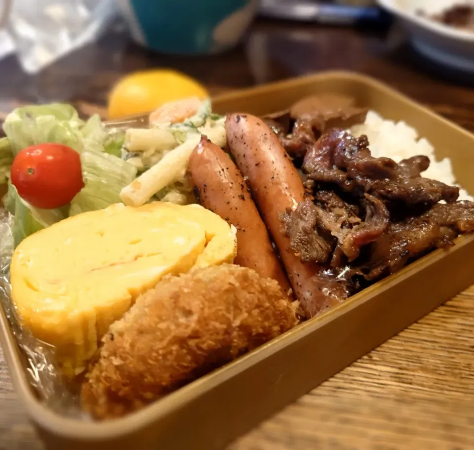 コロッケと焼肉弁当(*^_^*)|しーPaPaさん