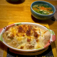 Snapdishの料理写真:鶏と里芋のクリームグラタンおかかのせと、小松菜とにんじんのかき玉スープ🍲|もえさん