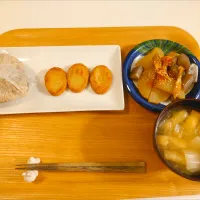 Snapdishの料理写真:今日の夕食　昨日の鶏めし、さつま揚げ、大根とこんにゃくの煮物、白菜の味噌汁|pinknari🐰🌈さん