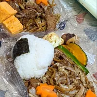 Snapdishの料理写真:自分弁当〜焼きそばと青天の霹靂おにぎり🍙|f.1125beさん