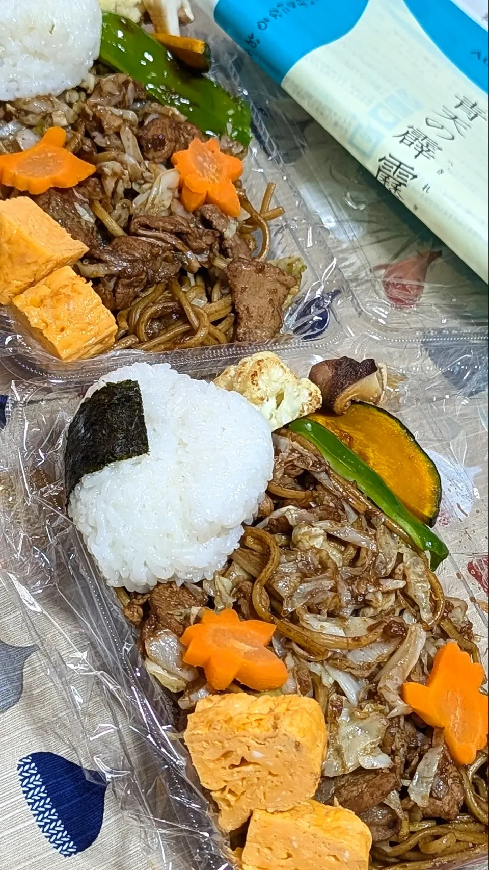 自分弁当〜焼きそばと青天の霹靂おにぎり🍙|f.1125beさん