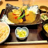 Snapdishの料理写真:彩り野菜と魚、揚げ豆腐の煮おろしがげ定食 ¥1,380|Blue Moon Caféさん