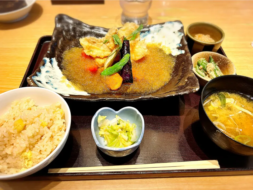 Snapdishの料理写真:彩り野菜と魚、揚げ豆腐の煮おろしがげ定食 ¥1,380|Blue Moon Caféさん