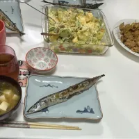 Snapdishの料理写真:晩御飯☆秋刀魚の塩焼き☆ポテトサラダ☆豚キムチ☆みそ汁（豆腐・玉葱・ワカメミックス）|Saharaさん