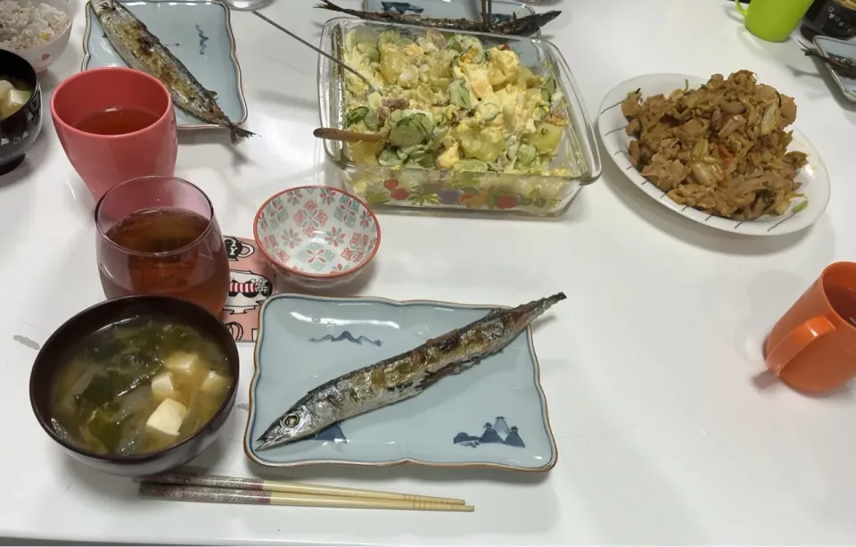 晩御飯☆秋刀魚の塩焼き☆ポテトサラダ☆豚キムチ☆みそ汁（豆腐・玉葱・ワカメミックス）|Saharaさん