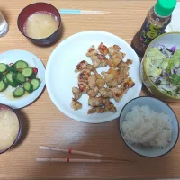 Snapdishの料理写真:鶏胸肉ポン酢焼き、きゅうりの浅漬け|るかぱぱさん