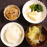 Snapdishの料理写真:アサリのスープとはんぺんの煮浸しメインのお夕飯🌛子どもたちのためにお肉も少し…|みーぬさん