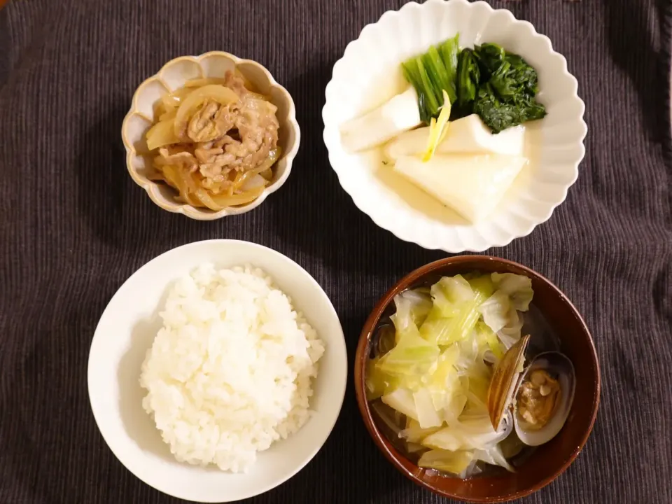 アサリのスープとはんぺんの煮浸しメインのお夕飯🌛子どもたちのためにお肉も少し…|みーぬさん