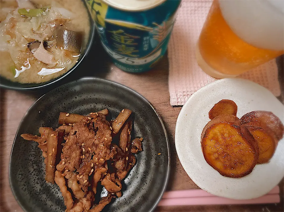 Snapdishの料理写真:新ごぼうと豚肉の甘辛炒め🐷安納芋の甘露煮🍠具沢山味噌汁🍲|gunlove❤さん