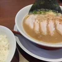 Snapdishの料理写真:豚骨チャーシュー麺とライス|KOMAさん