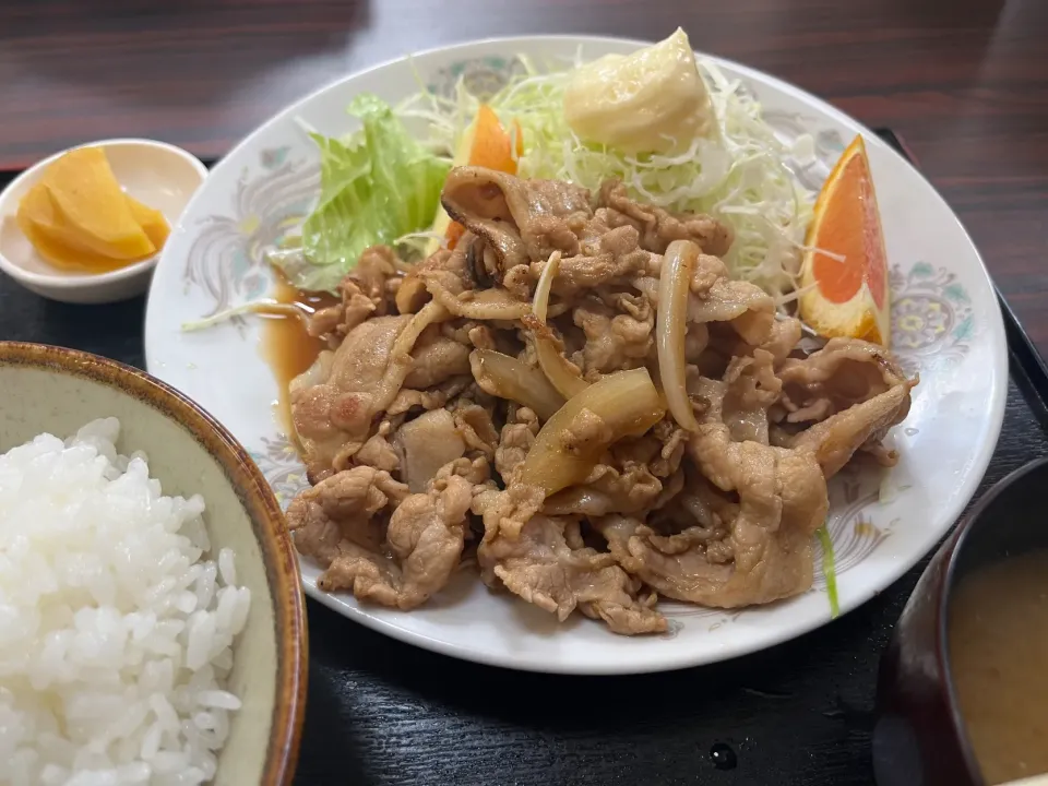 Snapdishの料理写真:生姜焼き定食。|KOMAさん