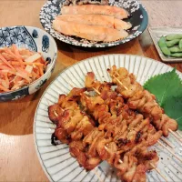 Snapdishの料理写真:鶏皮で焼き鳥、シャケ、人参と切り干し大根天ぷらの煮物です|Machさん