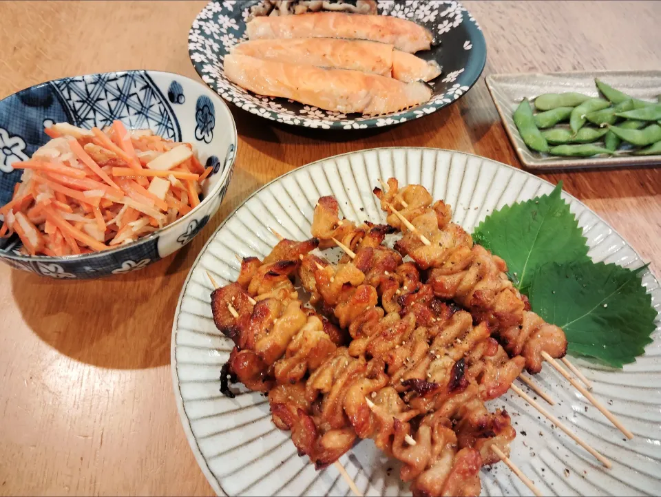 Snapdishの料理写真:鶏皮で焼き鳥、シャケ、人参と切り干し大根天ぷらの煮物です|Machさん