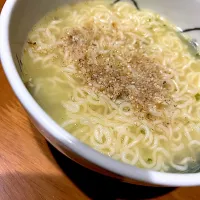 Snapdishの料理写真:長めの昼寝からの〜 #夕飯　サッポロ一番しおラーメン|ms903さん