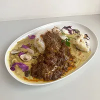 Snapdishの料理写真:牛すじ煮込みとキノコクリームカレーの　　2種盛り　　　　　　　　　　　　　　　　マッシュポテトとぶどうのソースつき|ちゃみこさん