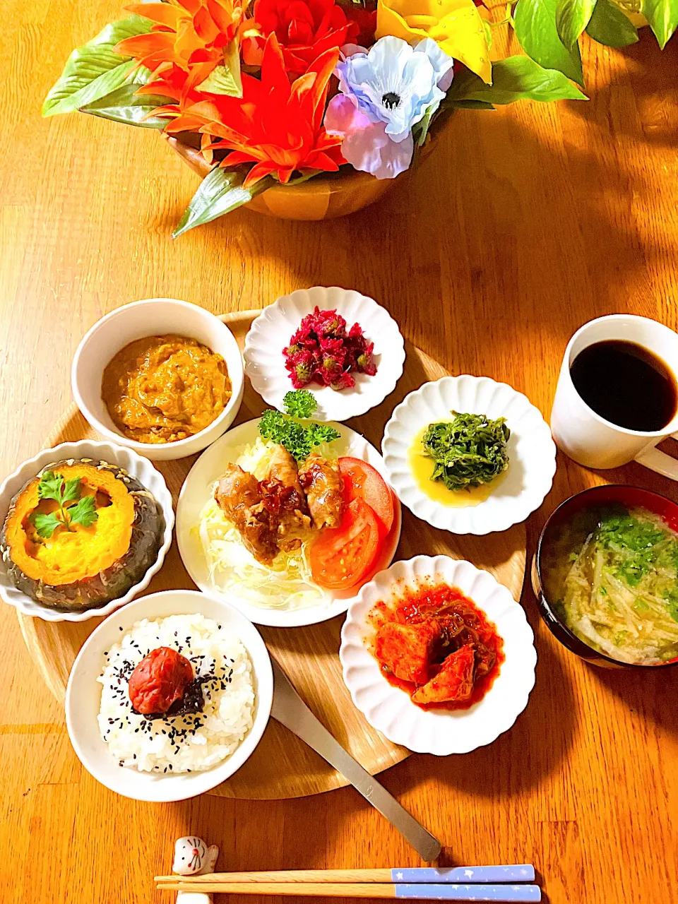 今日のスパイスカレー御膳です🍛坊ちゃん南瓜に南瓜シチュー、食用菊酢物、浅葱ゆず酢味噌、長芋キムチ、大根豚肉巻き甘辛炒め^ ^完食🙏|HAMI69さん