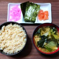 Snapdishの料理写真:今日の朝ごはん（玄米ごはんに白菜のみそ汁、辛子明太子・味付のり・しそざくら）|Mars＠釜飯作り研究中さん