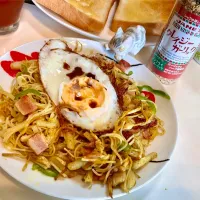 Snapdishの料理写真:素麺🍜とじゃがいも🥔とベーコン🥓とピーマン🫑をクレィジーソルトとカレー粉つけして目玉焼きを乗っけました。|Takeshi  Nagakiさん