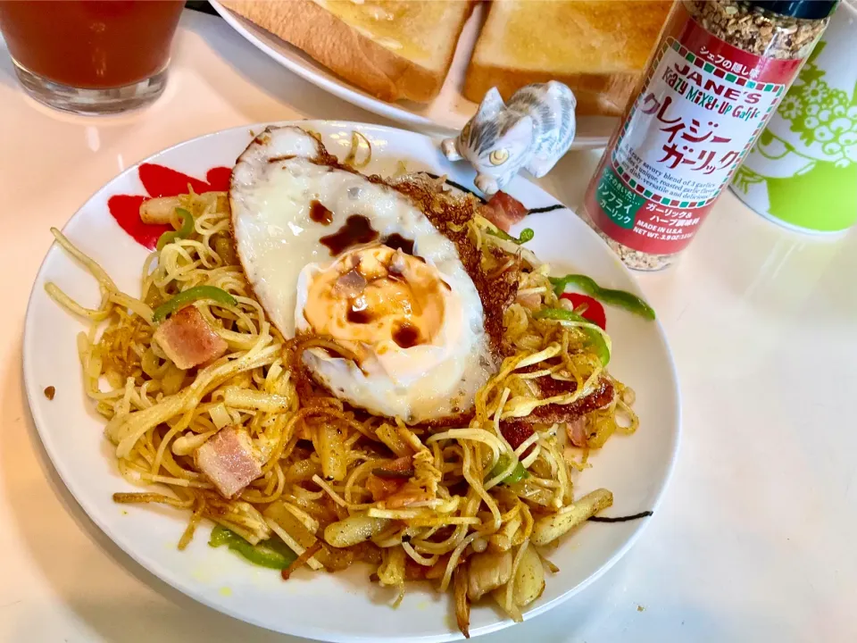 素麺🍜とじゃがいも🥔とベーコン🥓とピーマン🫑をクレィジーソルトとカレー粉つけして目玉焼きを乗っけました。|Takeshi  Nagakiさん