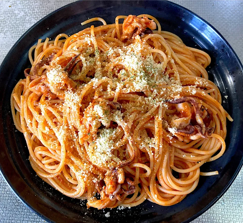 Snapdishの料理写真:イカゲソとトマトのパスタ🍝|satoruさん