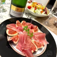 Snapdishの料理写真:生ハムとイチジク➰🥂😋|ナムナムさん