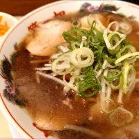 Snapdishの料理写真:【京都たかばし本店は1947年創業】 
ラーメン専門店 本家 第一旭 新宿店 
ラーメン並 (950円) 
＋ライス小 (沢庵付き、150円) 
＠新宿御苑前2分
(JR新宿駅から徒歩12分)
24270 (291,815)|大脇さん