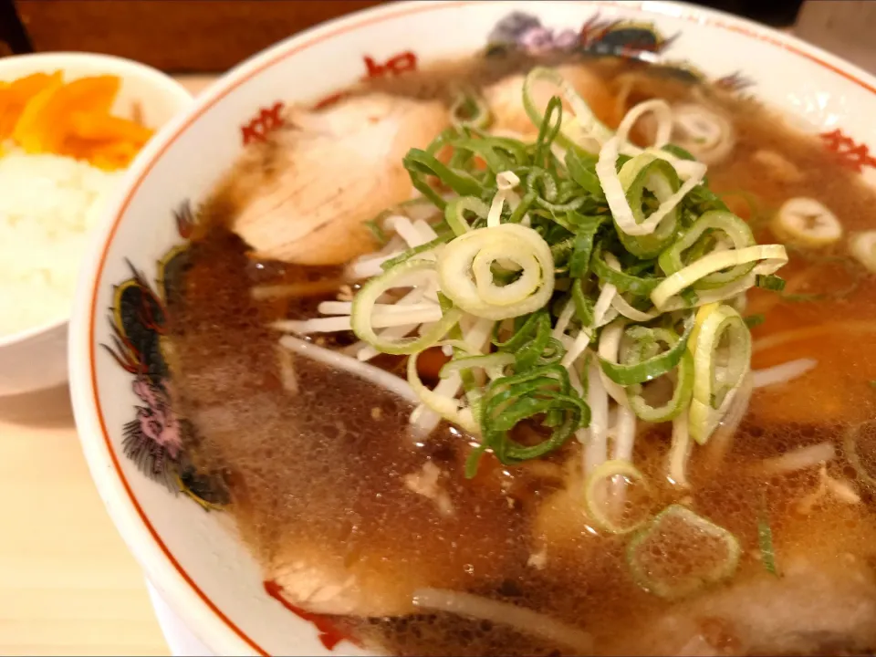 【京都たかばし本店は1947年創業】 
ラーメン専門店 本家 第一旭 新宿店 
ラーメン並 (950円) 
＋ライス小 (沢庵付き、150円) 
＠新宿御苑前2分
(JR新宿駅から徒歩12分)
24270 (291,815)|大脇さん