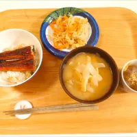 Snapdishの料理写真:今日の夕食　鰻丼、切り干し大根煮物、高野豆腐と玉ねぎの味噌汁、ところてん|pinknari🐰🌈さん