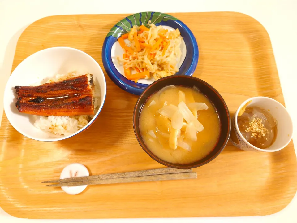 Snapdishの料理写真:今日の夕食　鰻丼、切り干し大根煮物、高野豆腐と玉ねぎの味噌汁、ところてん|pinknari🐰🌈さん