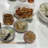 Snapdishの料理写真:晩御飯☆秋刀魚と胡瓜の混ぜ寿司☆チキンナゲット☆高野豆腐☆胡麻和え（もやし・人参・えのき）☆みそ汁（えのき・大根・人参）|Saharaさん