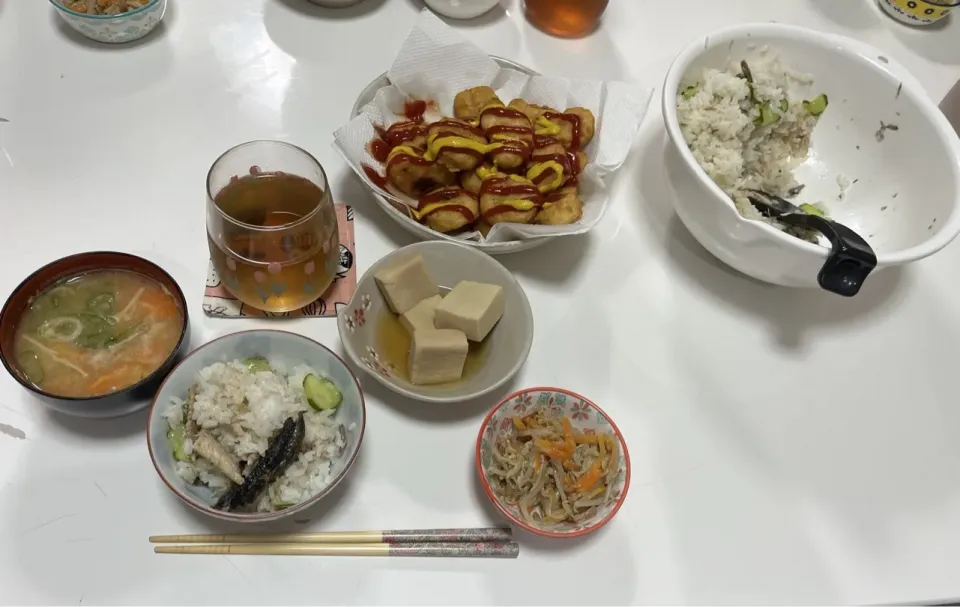 Snapdishの料理写真:晩御飯☆秋刀魚と胡瓜の混ぜ寿司☆チキンナゲット☆高野豆腐☆胡麻和え（もやし・人参・えのき）☆みそ汁（えのき・大根・人参）|Saharaさん