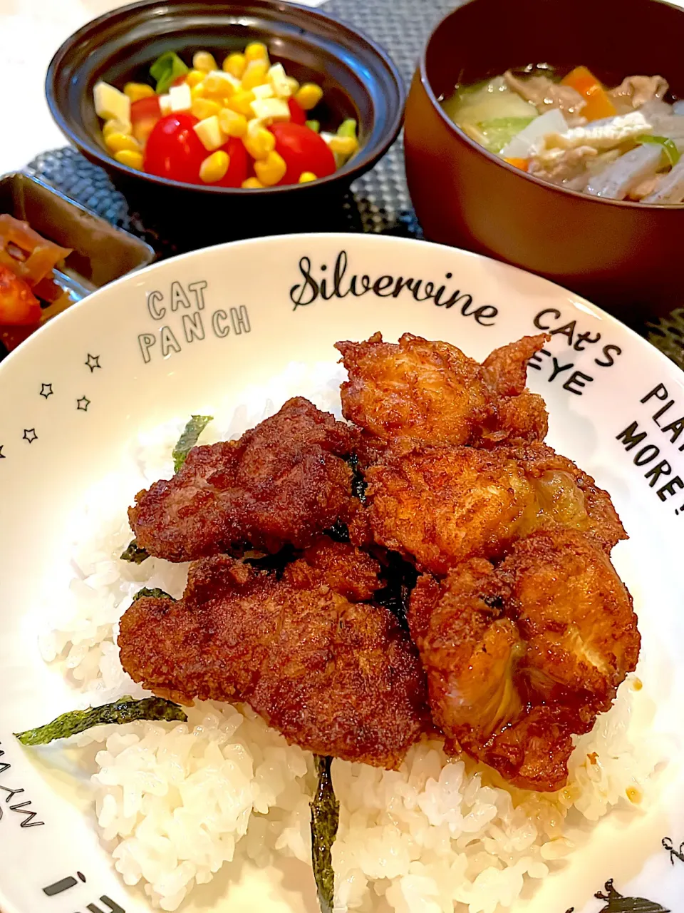 おっさんご飯　タレカツ　🐷汁　サラダ🥗　漬け物|ひげおやじさん