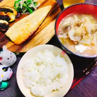 Snapdishの料理写真:ごはん、白菜ときのこの鶏団子春雨スープ、塩焼きサバ、ナス田楽、ほうれん草とモヤシのナムル|サトリさん