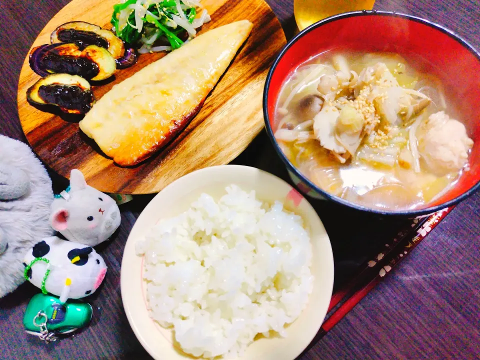 Snapdishの料理写真:ごはん、白菜ときのこの鶏団子春雨スープ、塩焼きサバ、ナス田楽、ほうれん草とモヤシのナムル|サトリさん