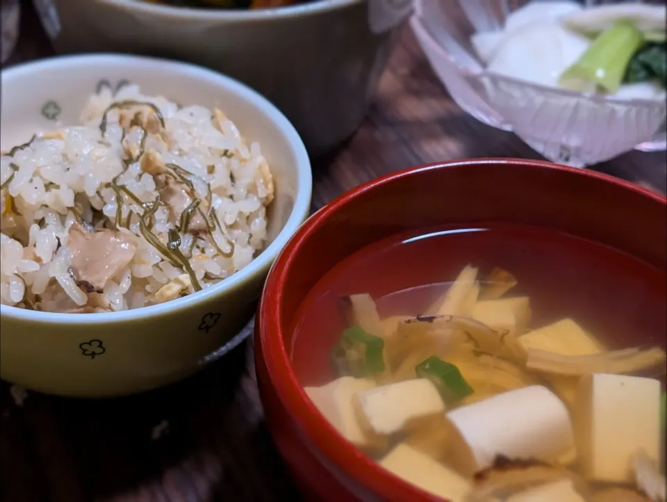 Snapdishの料理写真:松茸ご飯と松茸のお吸い物。|おさかなさん