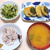 Snapdishの料理写真:2024 1102　鶏と大葉焼き　豆苗と塩昆布のナムル　豆腐とわかめのお味噌汁|いもこ。さん