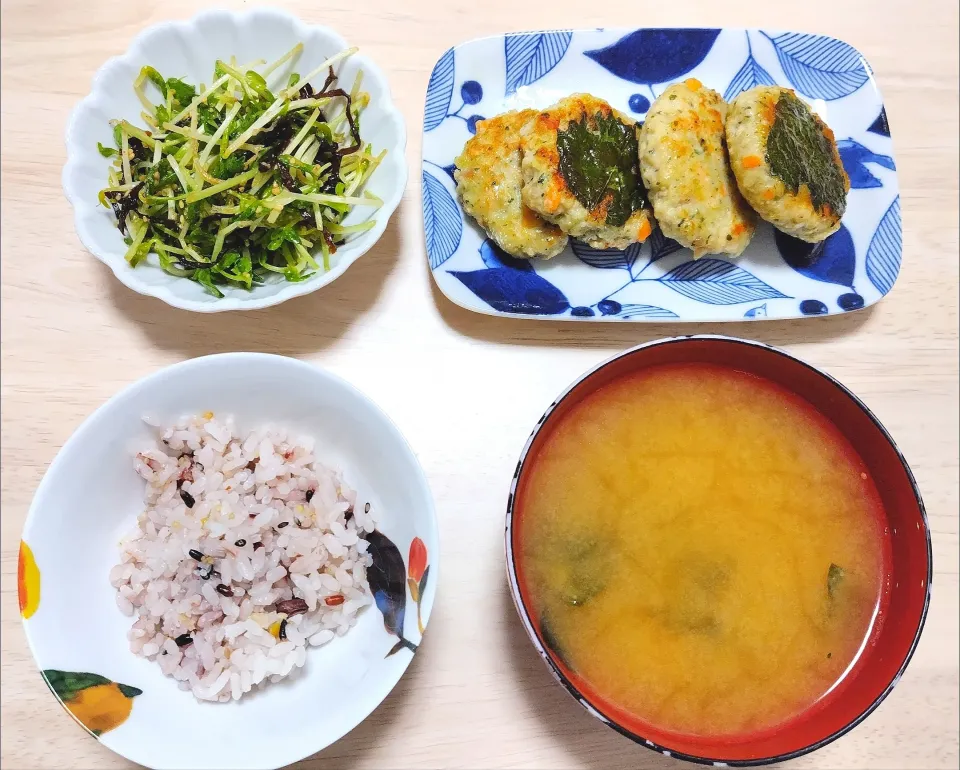 Snapdishの料理写真:2024 1102　鶏と大葉焼き　豆苗と塩昆布のナムル　豆腐とわかめのお味噌汁|いもこ。さん