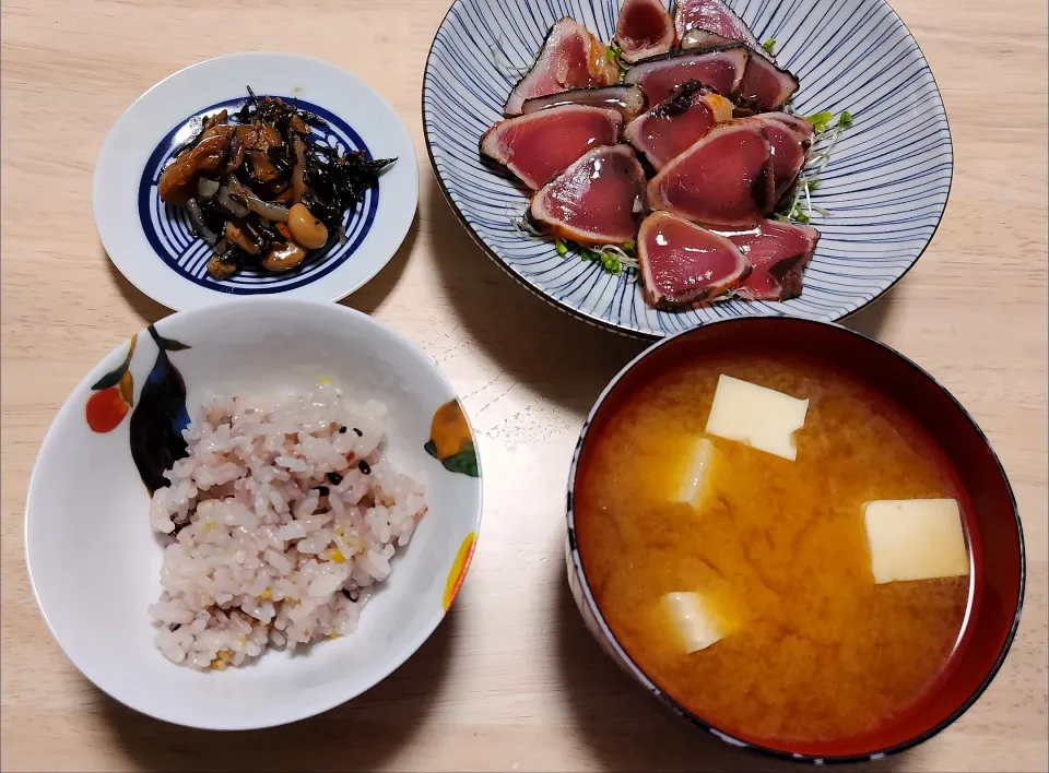 2024 1103　柚子塩鰹たたき　ひじき煮　豆腐とわかめのお味噌汁|いもこ。さん