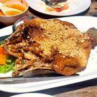 Snapdishの料理写真:deep fried Sea bass with garlic in Bangkok|rufvalさん