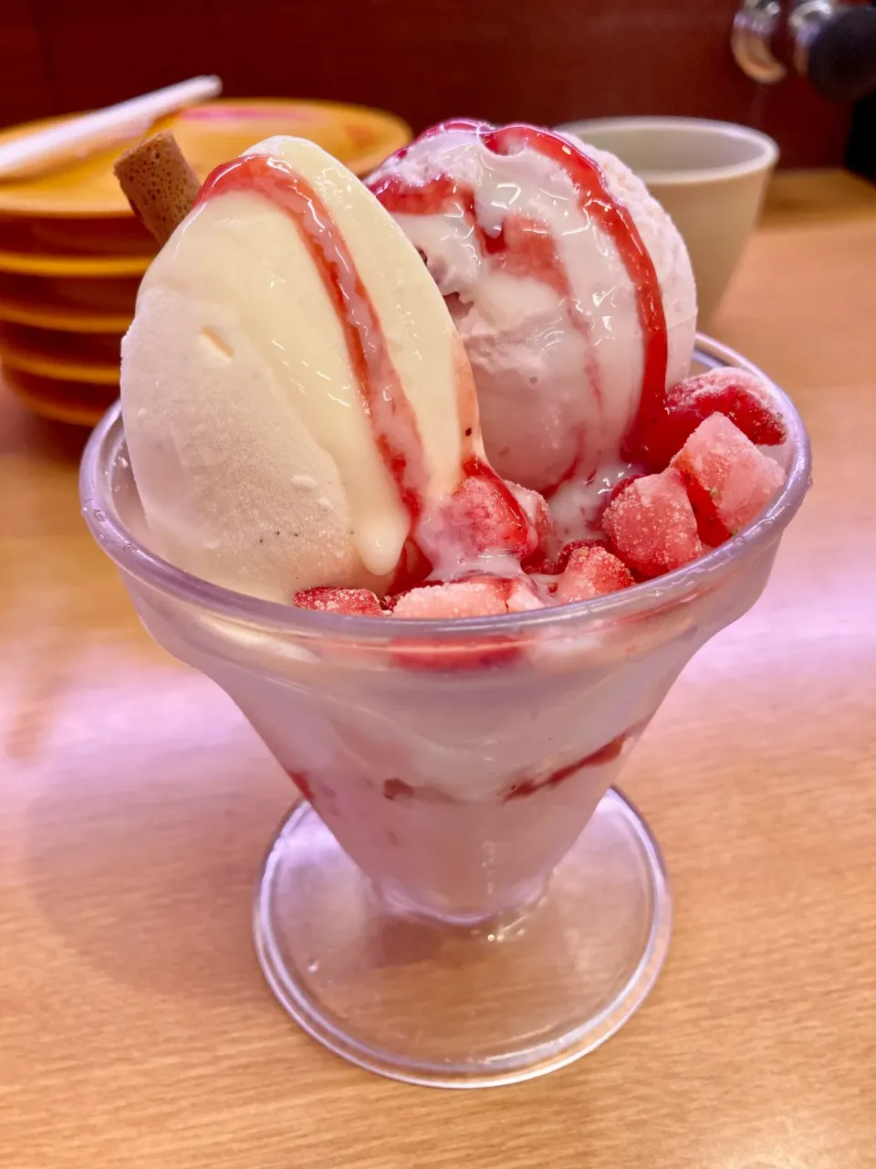 ストロベリーバニラアイスミニパフェ🍓|あめふくらさん