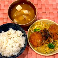 Snapdishの料理写真:中学生息子のお昼ご飯🍚 カツ玉とじご飯🍚| Snow10さん