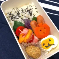 Snapdishの料理写真:⭐︎11月2日の姉弁当⭐︎ごま塩ご飯、ゆでたまご、にんじんボイル、ウインナー、ミニパプリカのベーコン巻き、胡麻団子|きらきらさん