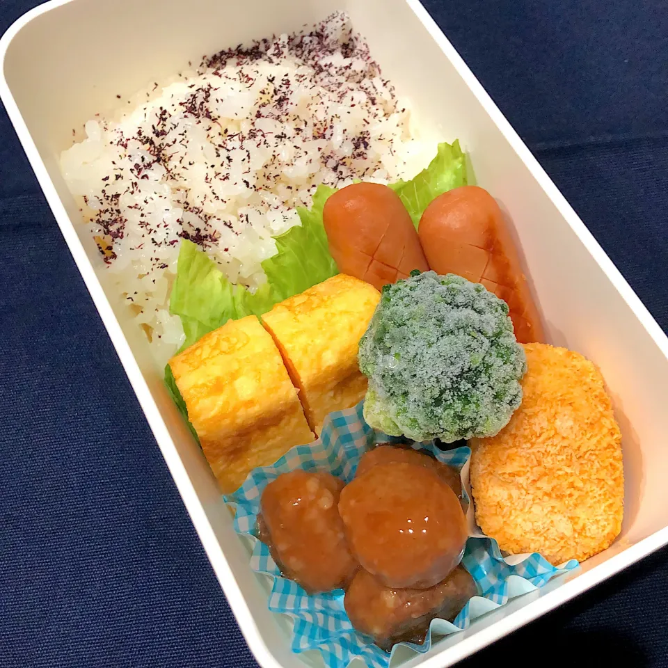 Snapdishの料理写真:お鍋の次の日は地味弁🤭娘よごめんね🫨冷食さまさま🤍ゆかりご飯、たまご焼き、ウインナー、ミートボール、コーンクリームコロッケ、ブロッコリー|きらきらさん