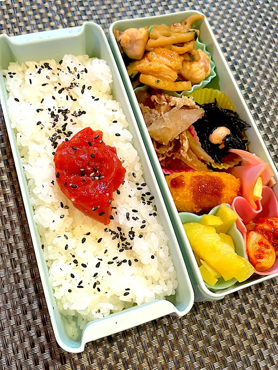 Snapdishの料理写真:おっさん弁当　🌽クリームコロッケ　ひじき　ごぼう煮　蓮根炒め物　　ハムチー　🧄　たくあん|ひげおやじさん