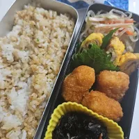 Snapdishの料理写真:☆高校生弁当☆もち麦入りシラス青海苔ゴマごはん、春雨サラダ、海苔卵焼き、カツ、ひじき、蒸しパン|ｼｮｺﾗさん