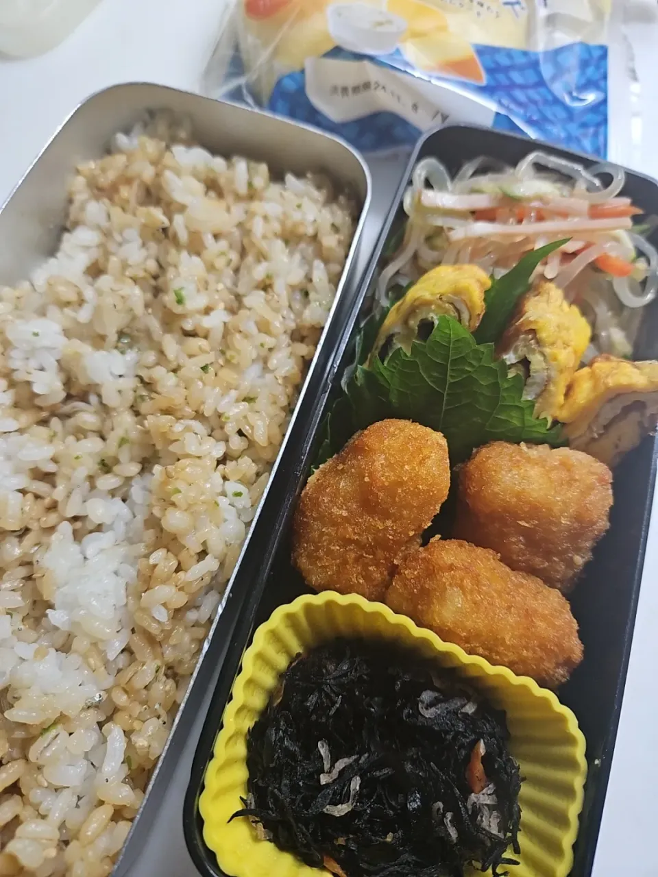 ☆高校生弁当☆もち麦入りシラス青海苔ゴマごはん、春雨サラダ、海苔卵焼き、カツ、ひじき、蒸しパン|ｼｮｺﾗさん