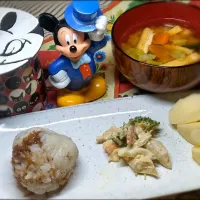 Snapdishの料理写真:朝食のおにぎり&お味噌汁&夕べの残りのサラダ| イリヤさん