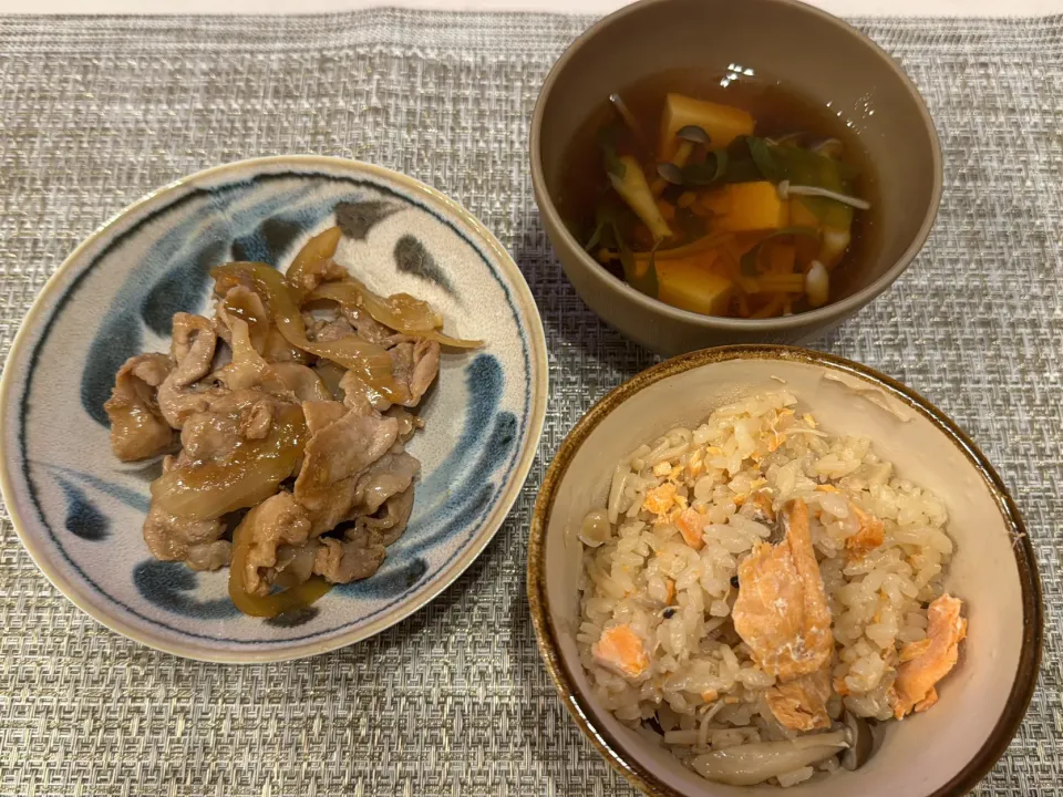 Snapdishの料理写真:シャケの炊き込みご飯・豚こまのスタミナ焼き・豆腐ときのこのすまし汁🍽️|♡さやか♡さん